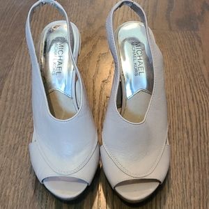 Michael Kors cream Peep toe pumps size 6